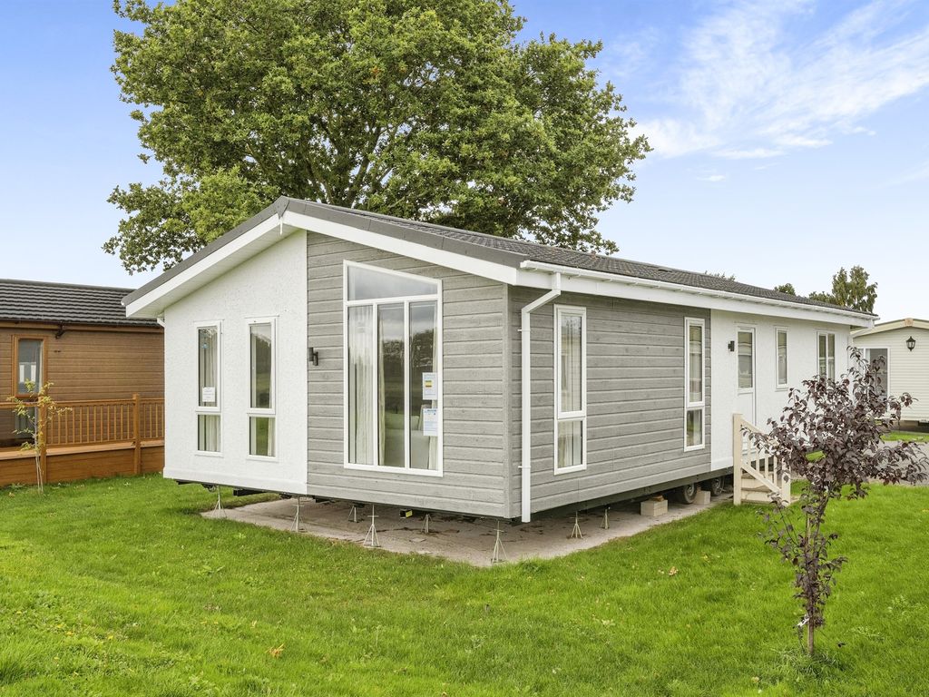 2 bed mobile/park home for sale in Manor House Caravan Park, Church