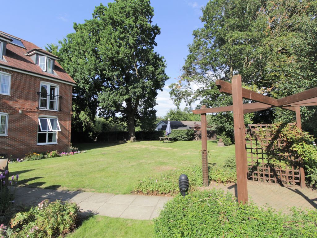 1 bed flat for sale in Oyster Lane, Byfleet, West Byfleet KT14 Zoopla