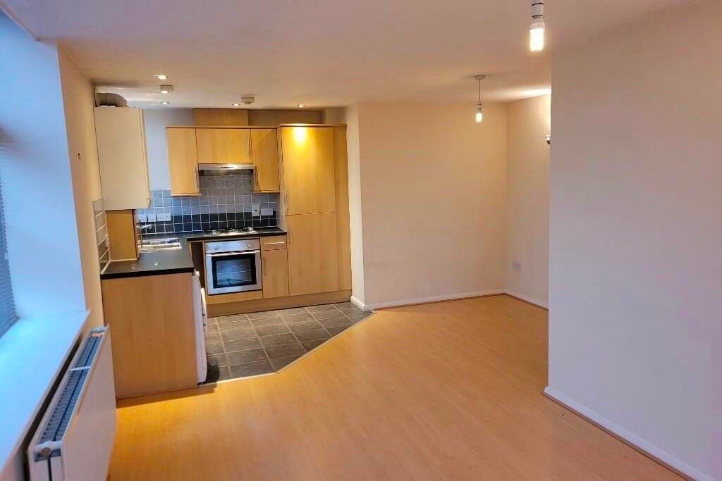 2 bed flat to rent in Belle Vue, Leek ST13, £580 pcm Zoopla