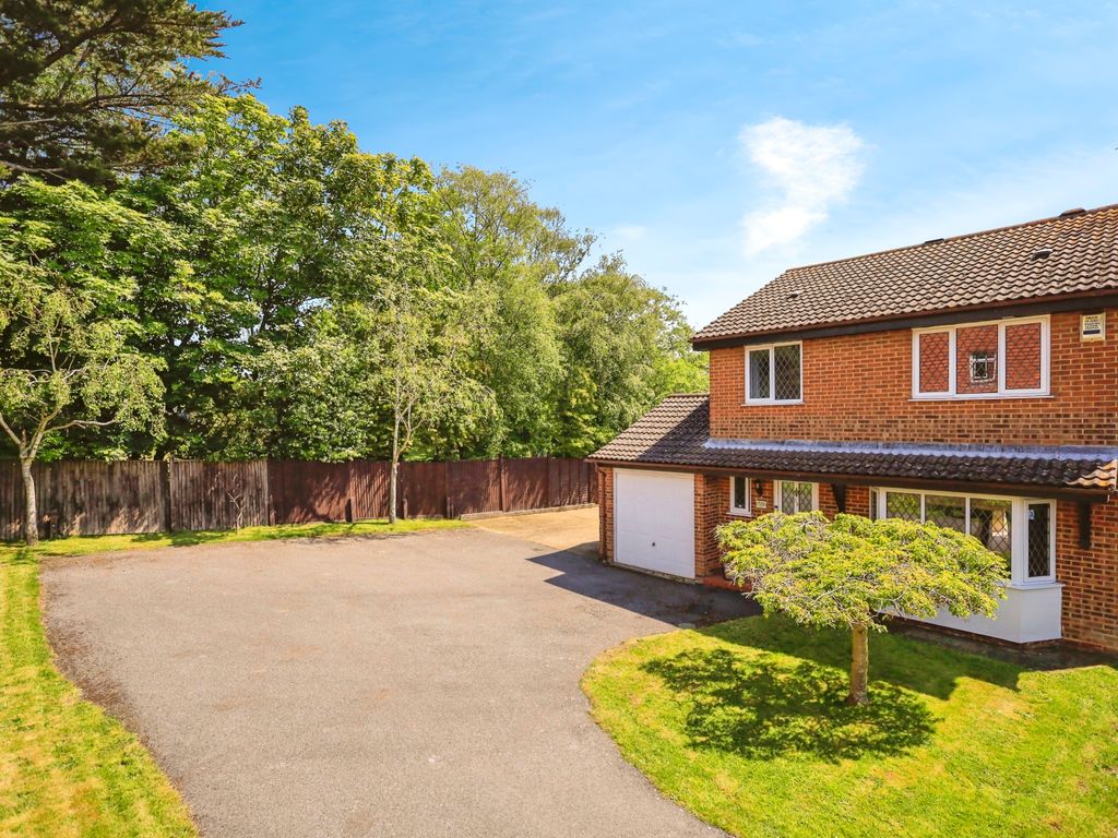 4 bed detached house for sale in Oaklands, Pevensey BN24, £450,000 Zoopla