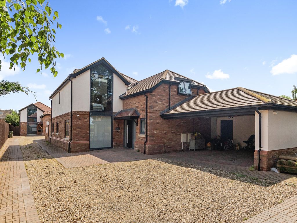 5 bed detached house for sale in Newport Road, Woburn Sands MK17, £