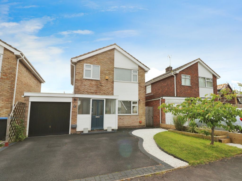 3 bed detached house for sale in Montague Road, Rugby CV22, £360,000