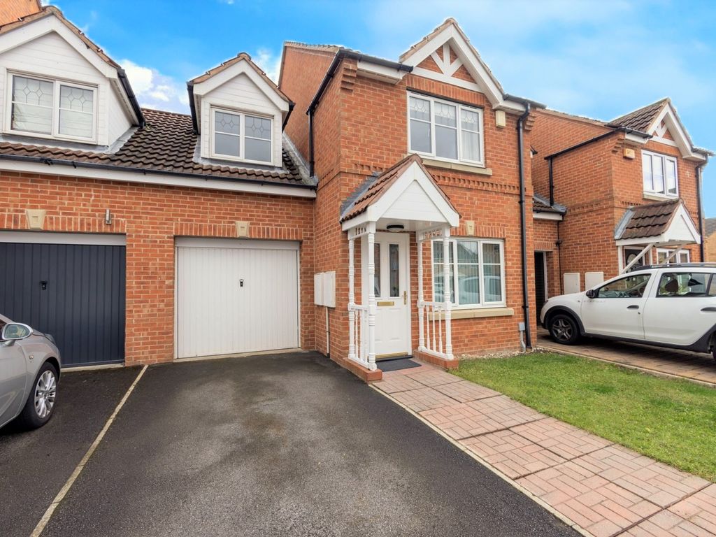 3 bed terraced house for sale in Gleneagles Court, Normanton, West