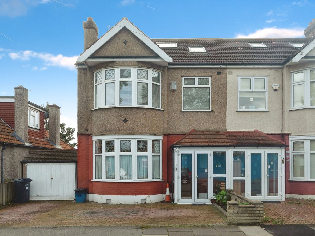 4 bed semidetached house for sale in Hertford Road, Ilford IG2, £