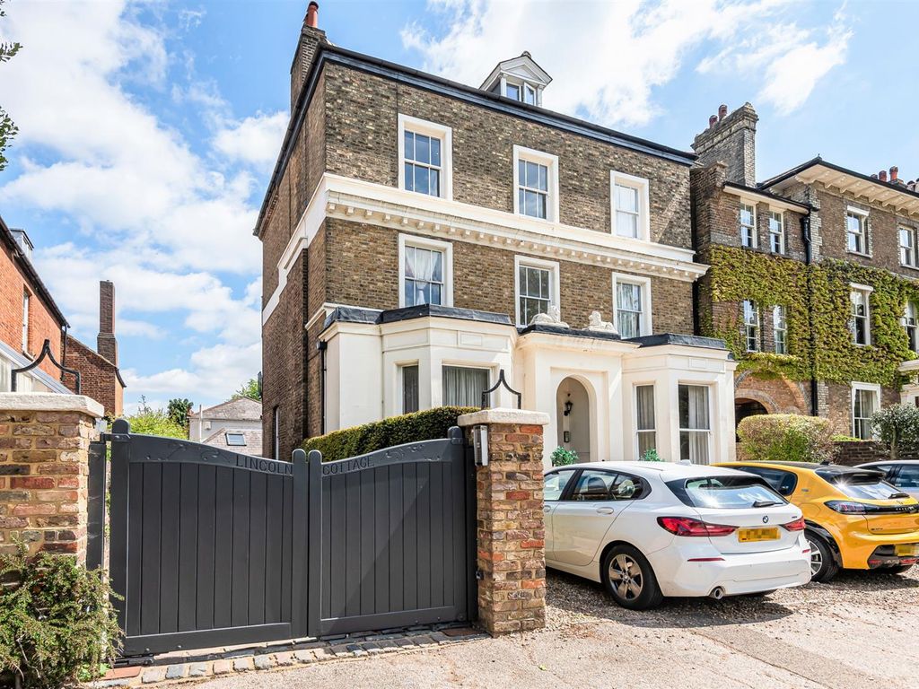 2 bed flat to rent in Lincoln House, London Road, Harrow On The Hill