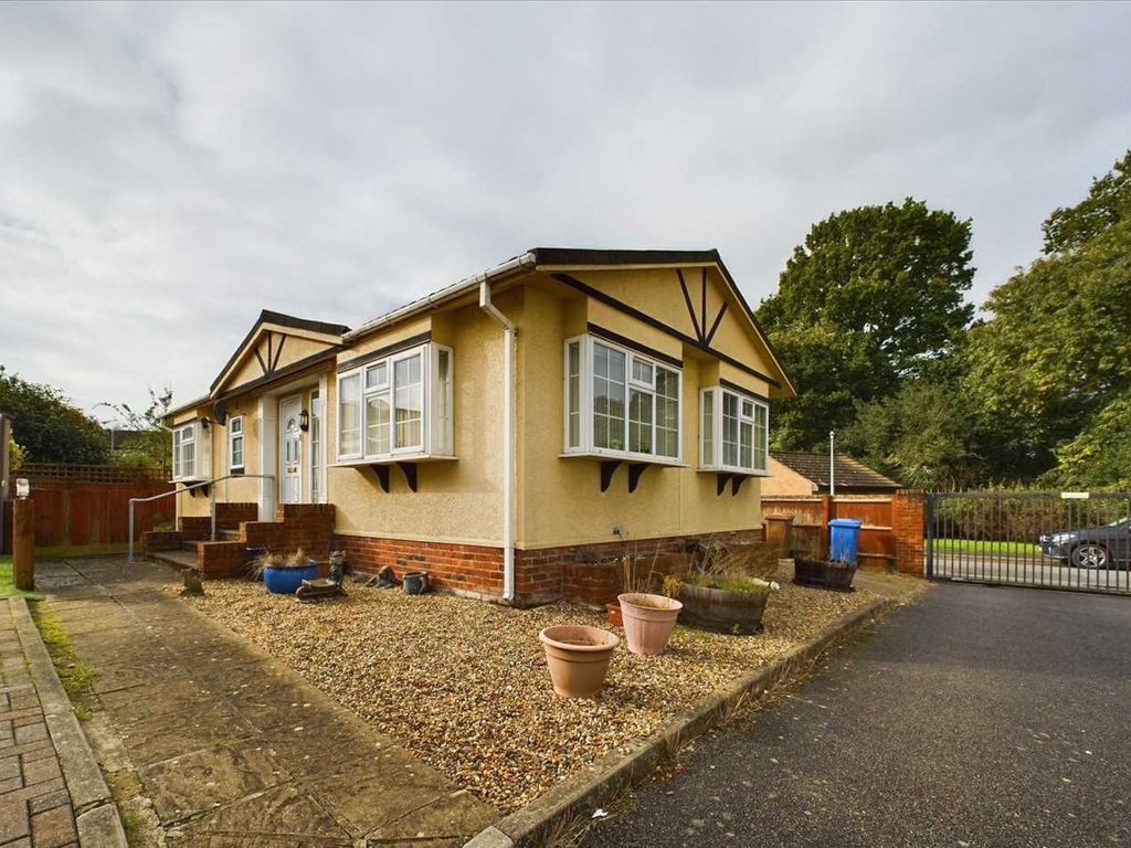 2 bed mobile/park home for sale in Chantry Home Farm, Lavenham Road