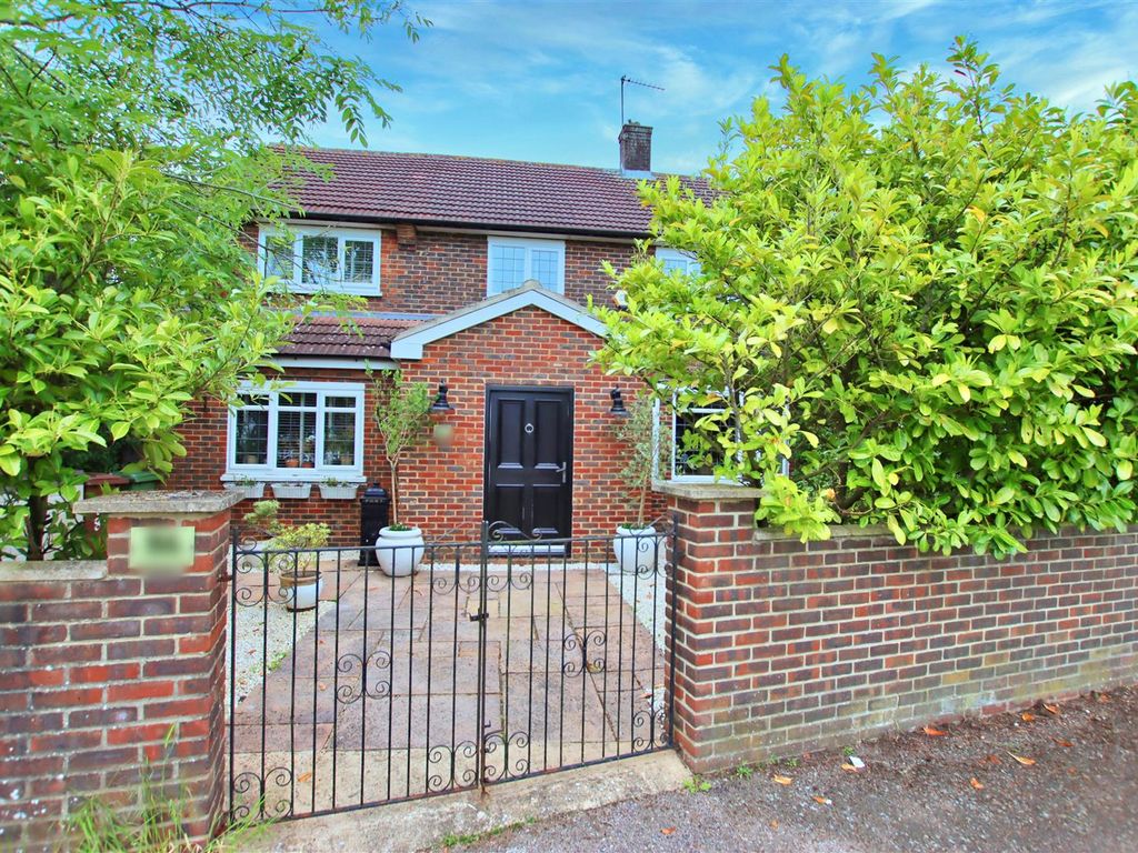 4 bed semidetached house for sale in Stanborough Avenue, Borehamwood