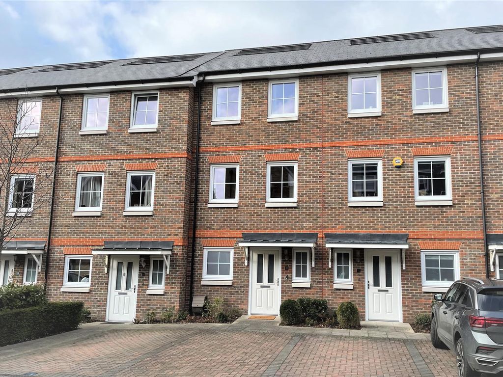 4 bed terraced house for sale in Eden Road, Dunton Green, Sevenoaks