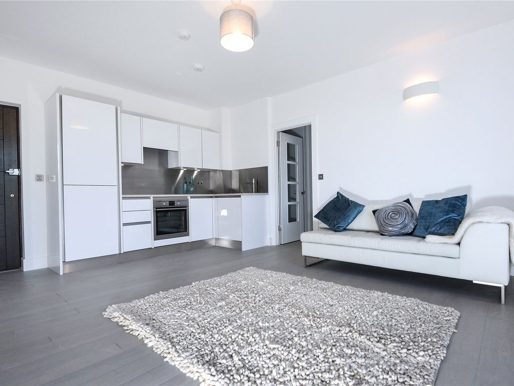 2 bed flat to rent in Kings Road, Reading, Berkshire RG1, £1,900 pcm