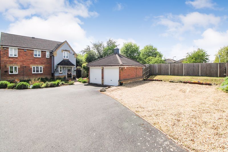 4 bed detached house for sale in Meadowsweet Drive, Bedford MK42 Zoopla