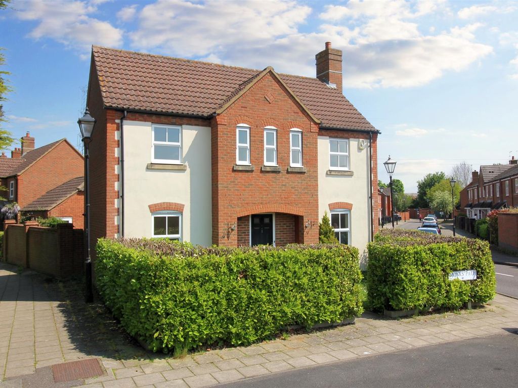 3 bed detached house to rent in Monks Path, Aylesbury HP19, £1,750 pcm