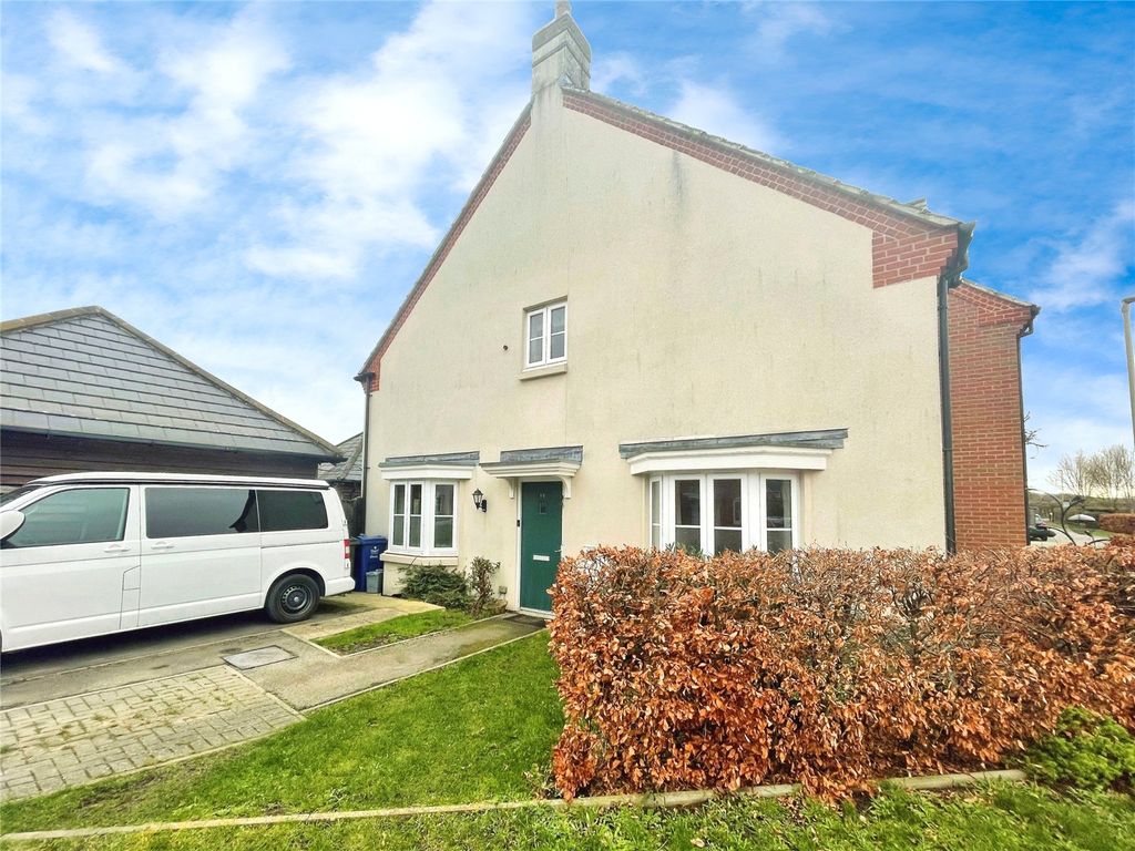 3 bed end terrace house for sale in Orchard Close, Upper Arncott