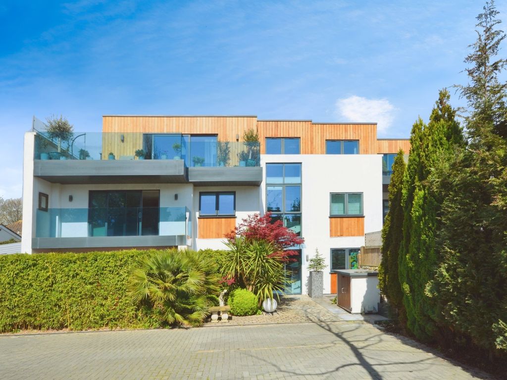 2 bed flat for sale in Ramsgate Road, Broadstairs, Kent CT10, £395,000