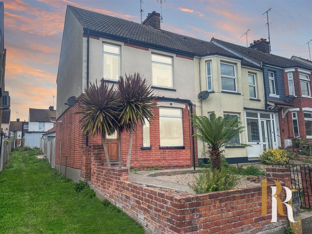 3 bed end terrace house for sale in Birch Avenue, Dovercourt, Harwich