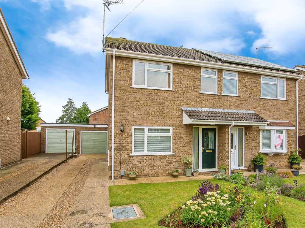3 bed semidetached house for sale in Borrowdale Close, Peterborough