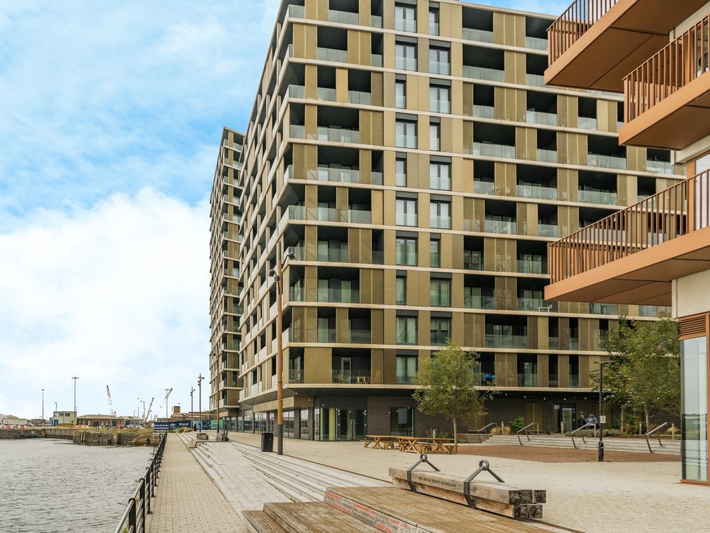 2 bed flat for sale in Gillingham Gate Road, Chatham, Kent ME4, £