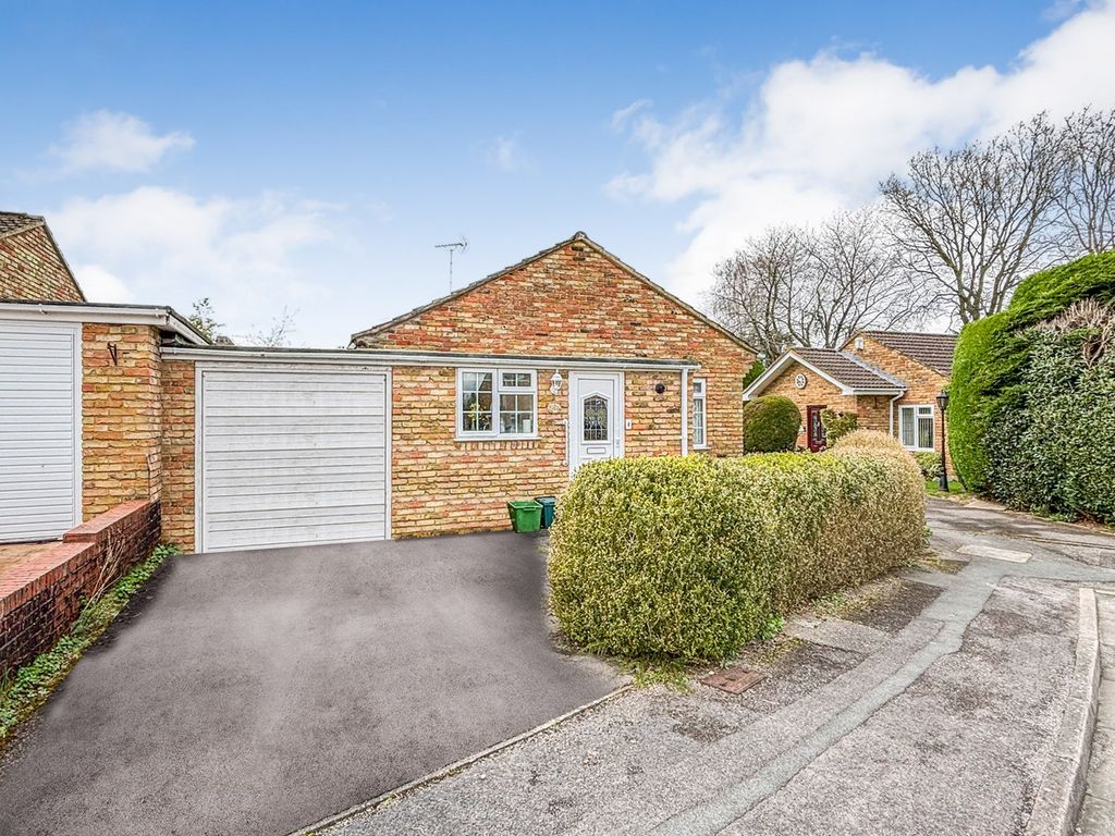 2 bed bungalow for sale in Cranmer Close, Tilehurst, Reading RG31, £