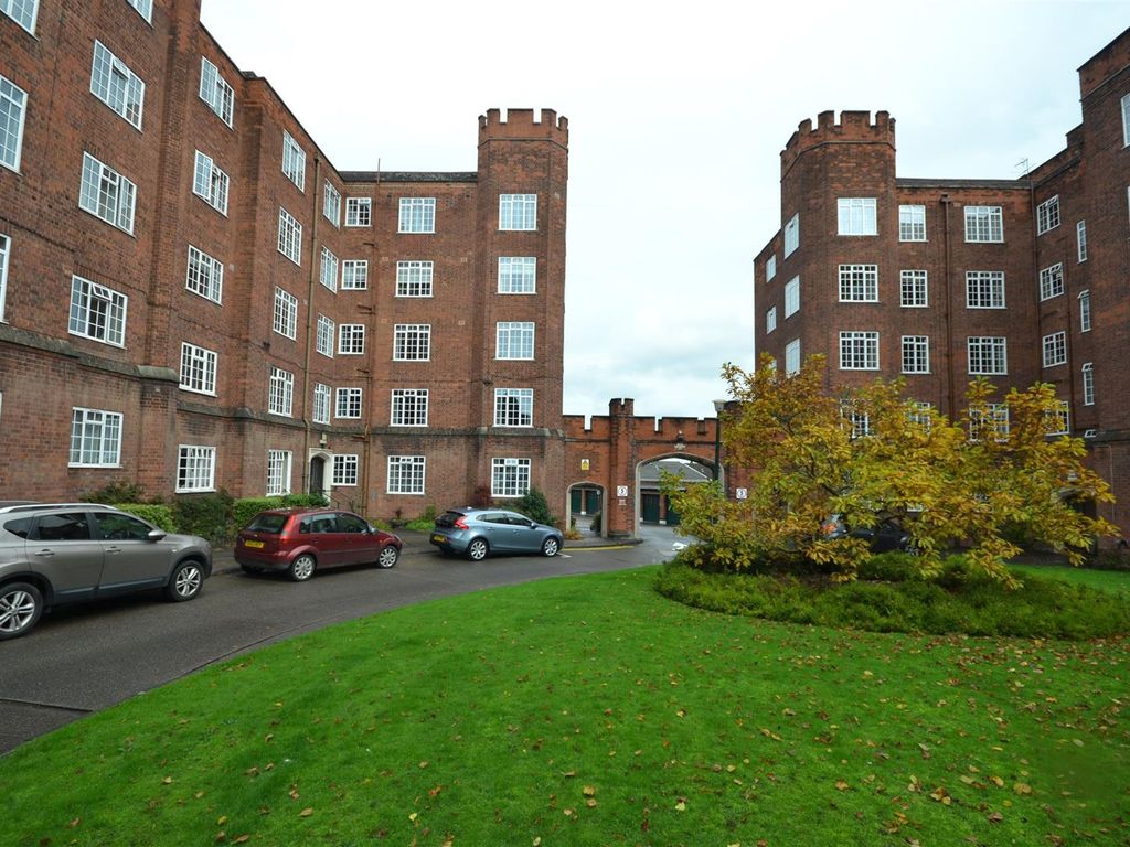 3 bed flat for sale in Stoneygate Court, London Road, Leicester LE2