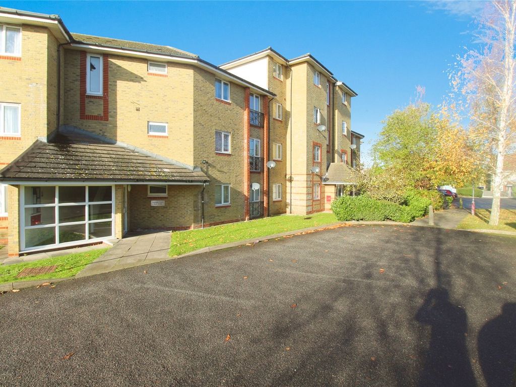 2 bed flat to rent in Marine Drive, Barking IG11, £1,600 pcm Zoopla