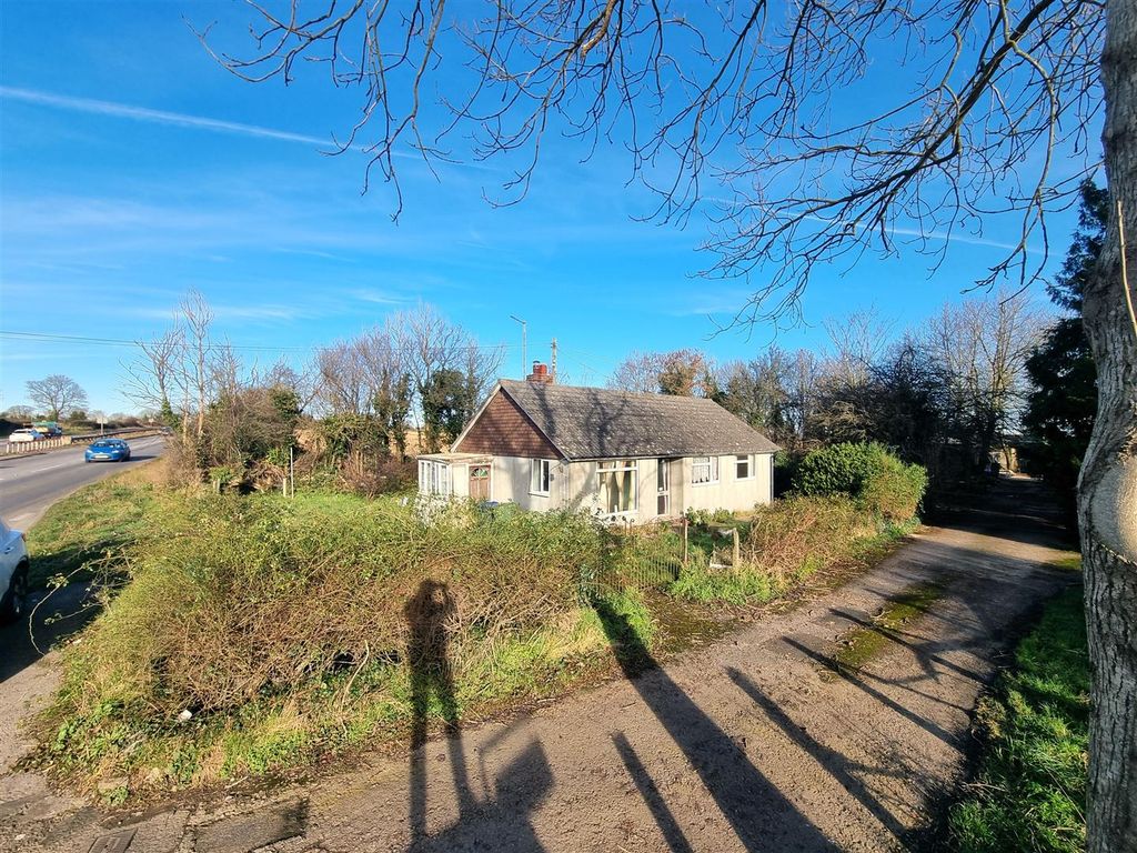 3 bed detached bungalow for sale in Malmesbury Road, Kington Langley