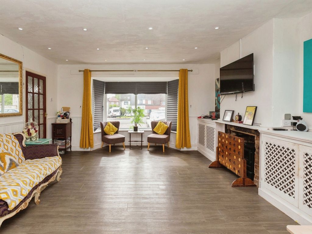 3 bed terraced house for sale in Beecroft Way, Dunstable LU6, £325,000