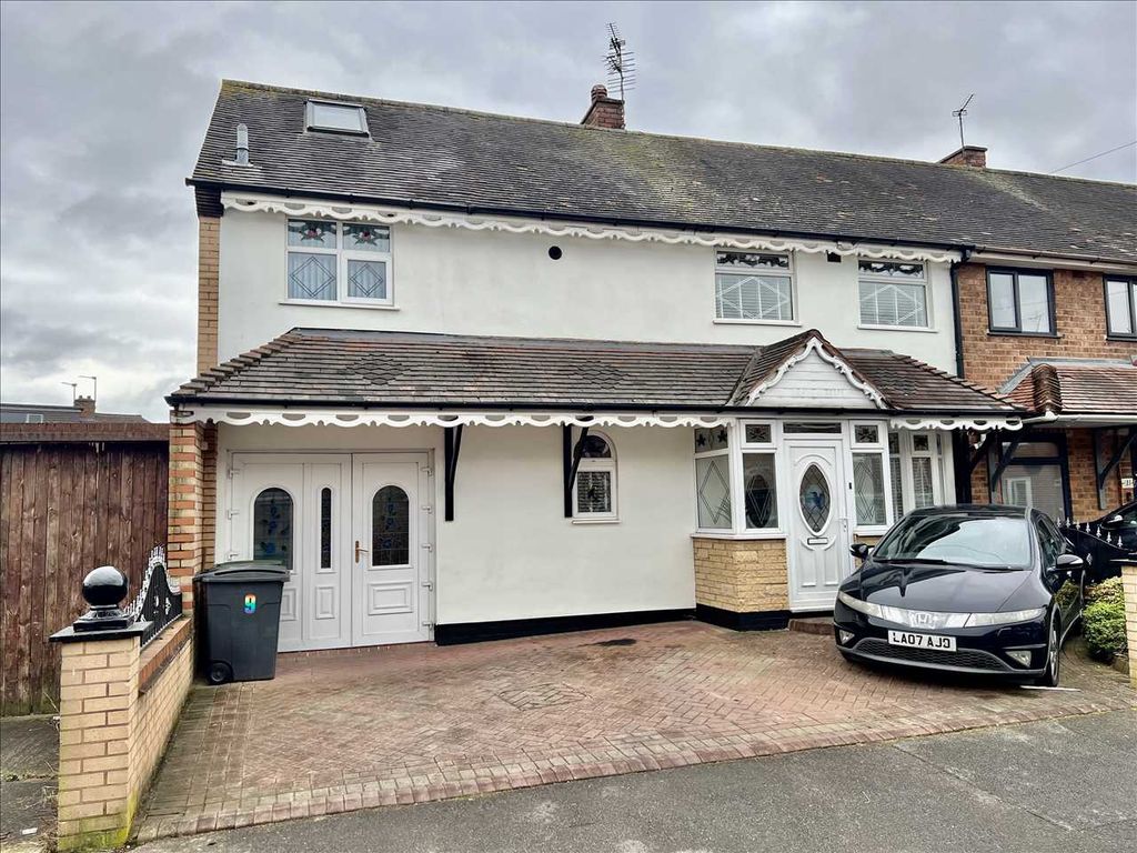 4 bed semidetached house for sale in Meredith Road, Wednesfield