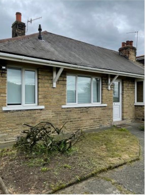 3 bed semidetached bungalow to rent in Ennerdale Road, Bradford BD2, £