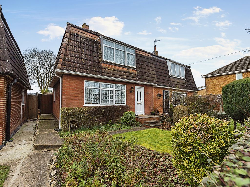 3 bed semidetached house for sale in Hillcroft, Dunstable LU6 Zoopla