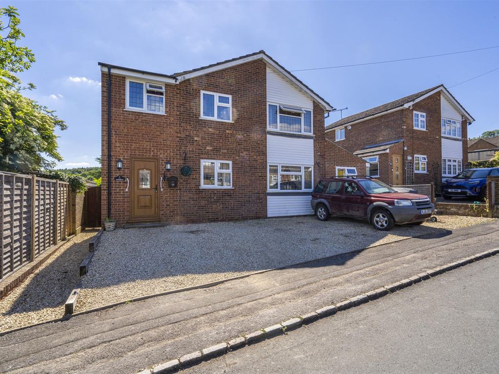 5 bed property for sale in Princes Street, Piddington, High