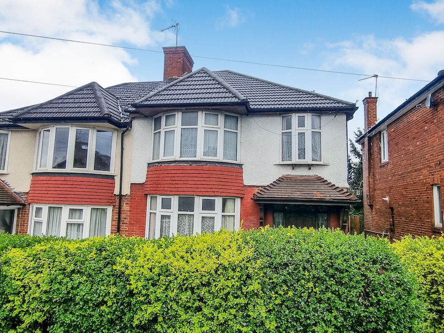 3 bed semidetached house for sale in Colney Hatch Lane, London N11, £