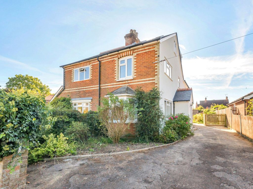 3 bed semidetached house to rent in Broadwell Road, Wrecclesham