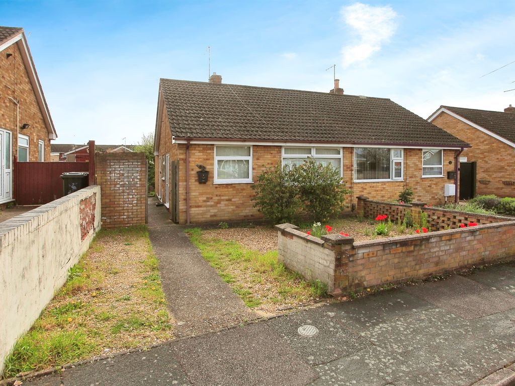 2 bed semidetached bungalow for sale in Denton Road, Stanground