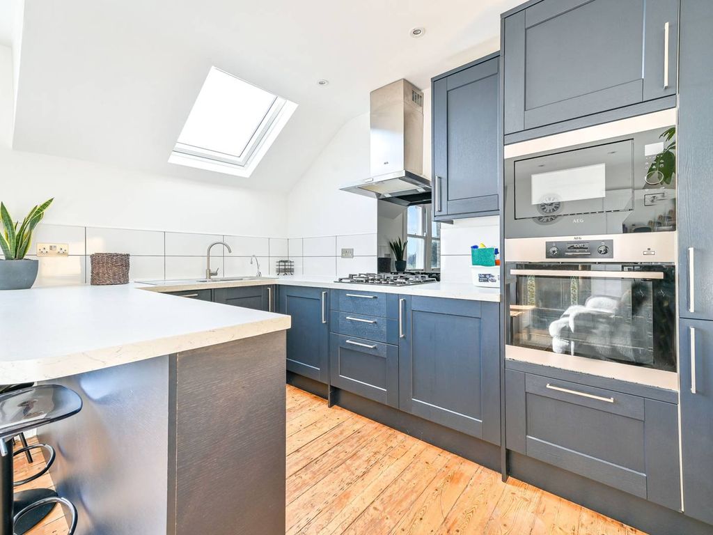 2 bed flat to rent in Clapham Common North Side, Clapham Common North