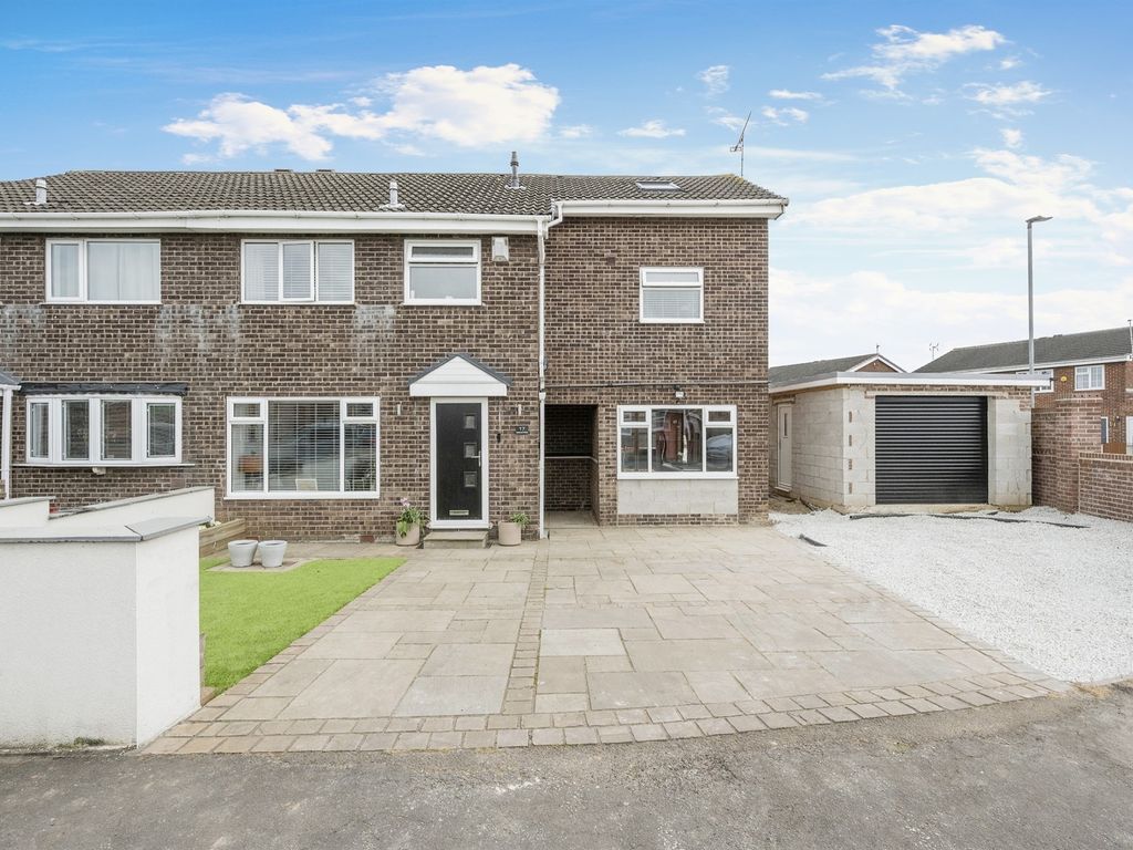 4 bed semidetached house for sale in Packwood Close, Maltby, Rotherham