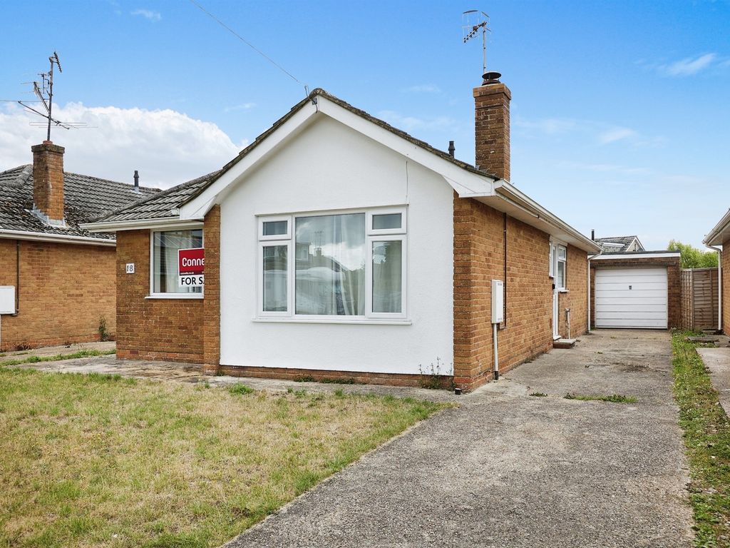 3 bed detached bungalow for sale in Squarey Close, Downton, Salisbury