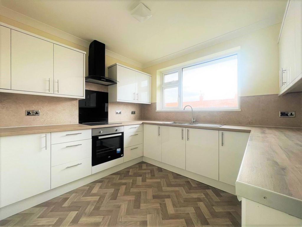 2 bed flat for sale in South Street, Cottingham HU16, £140,000 Zoopla