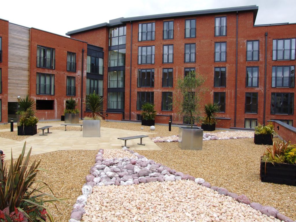 2 bed flat to rent in 16 Hutchings Lane, Dickens Heath B90, £900 pcm