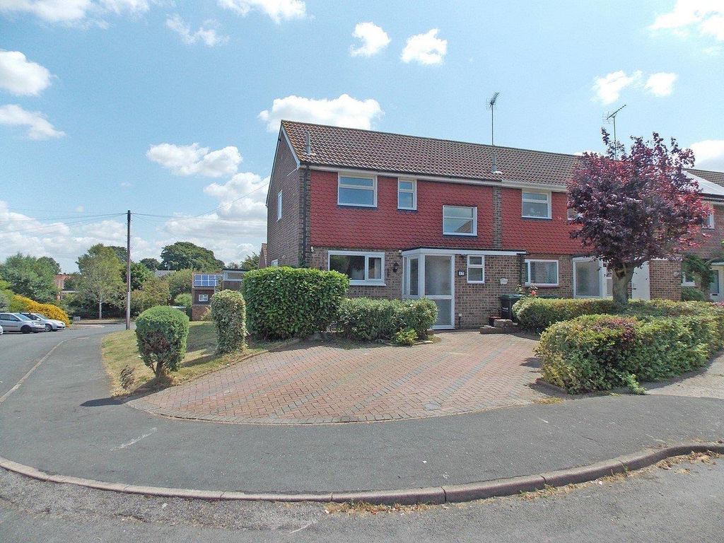 3 bed end terrace house to rent in Strand Close, Meopham, Gravesend