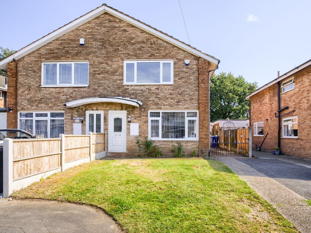 3 bed semidetached house to rent in Cedar Road, Burntwood WS7, £900
