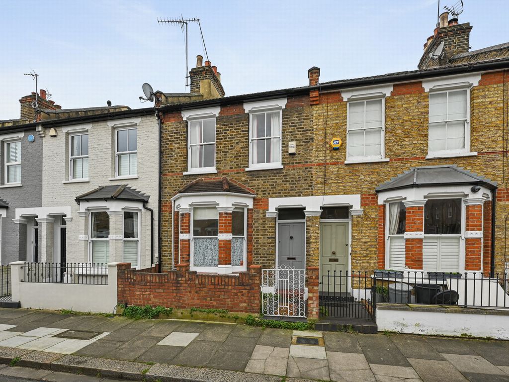 3 bed terraced house to rent in Moylan Road, Hammersmith W6, £3,000 pcm