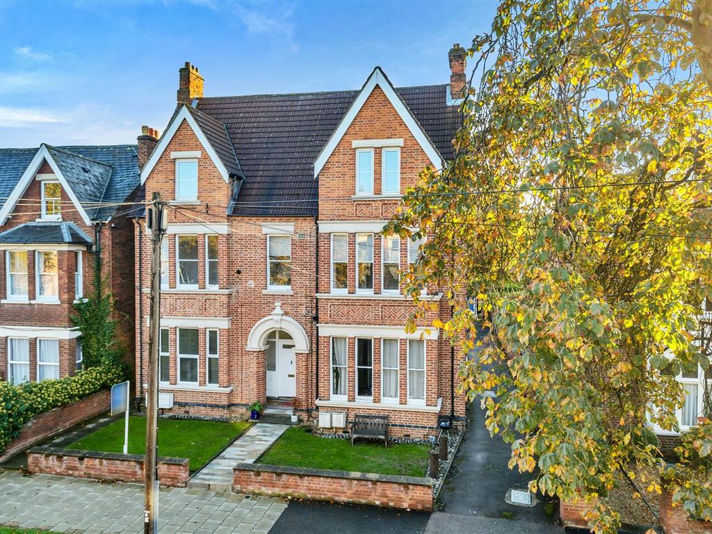 2 bed flat for sale in Rothsay Road, Bedford MK40, £395,000 Zoopla