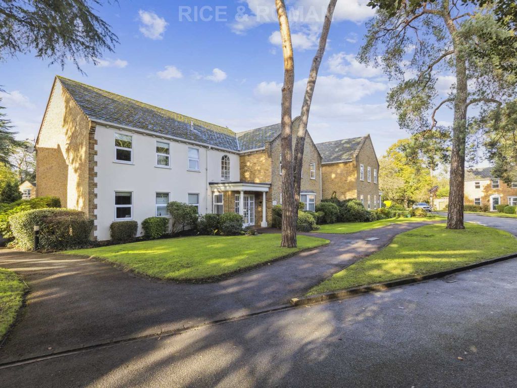 2 bed flat for sale in Hall Place Drive, Weybridge KT13, £290,000 Zoopla