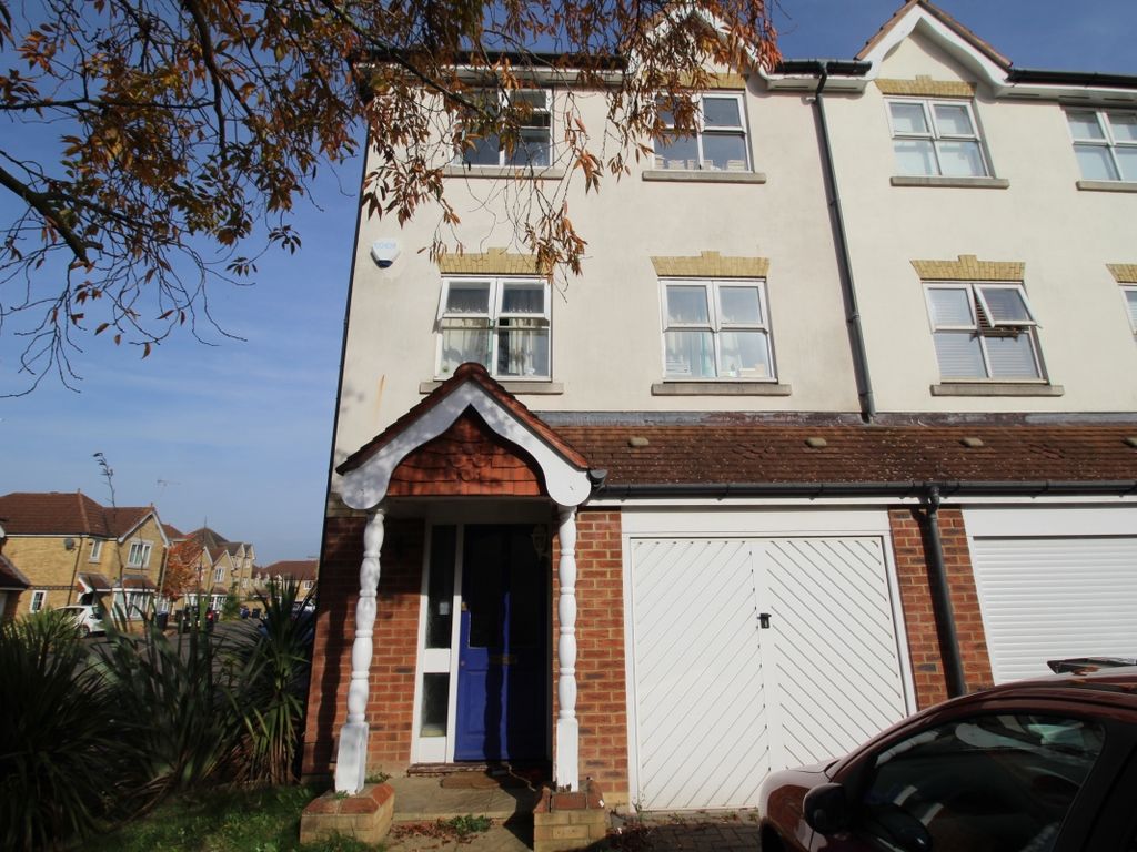 6 bed semidetached house to rent in Nightingale Shott, Egham, Surrey