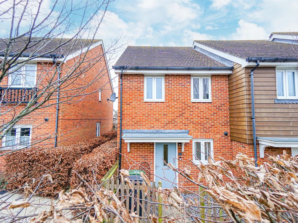 2 bed end terrace house for sale in Ore Valley Road, Hastings TN34, £