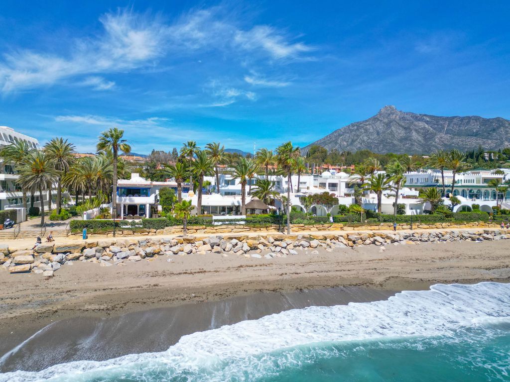 6 bed villa for sale in Marbella Golden Mile, Marbella, Malaga, Spain