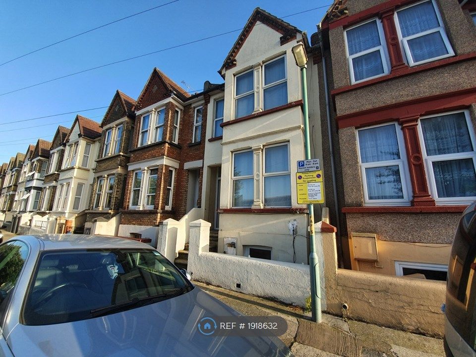 4 bed terraced house to rent in Ferndale Road, Gillingham ME7, £1,400