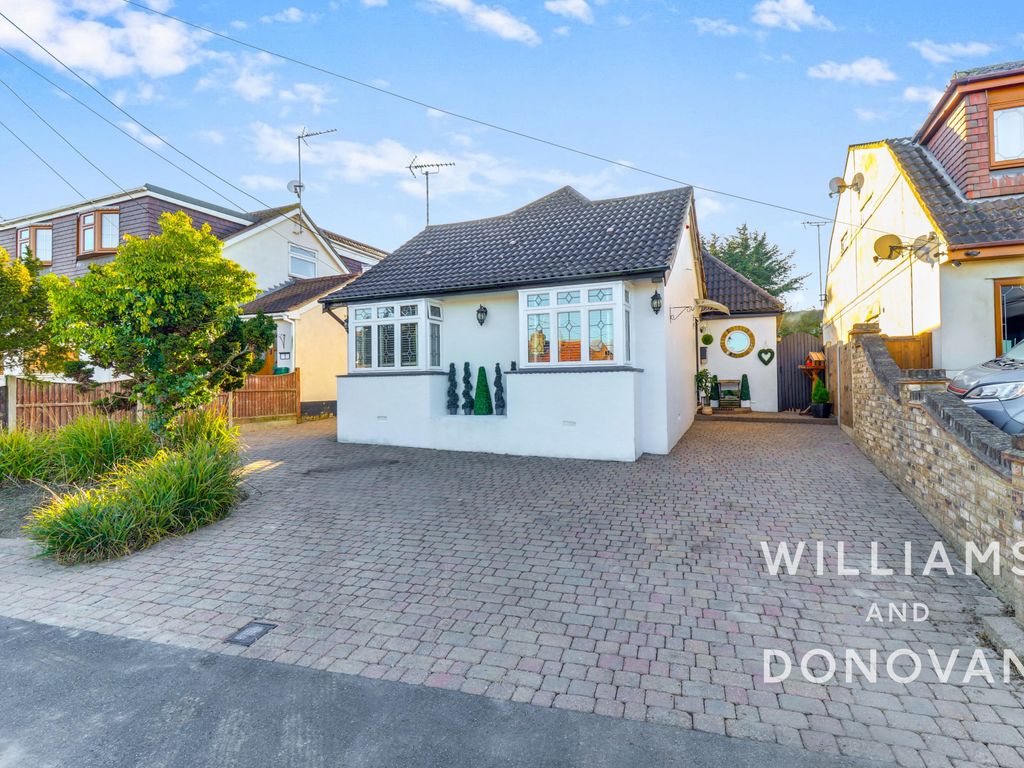 3 bed chalet for sale in Una Road, Bowers Gifford, Basildon SS13, £