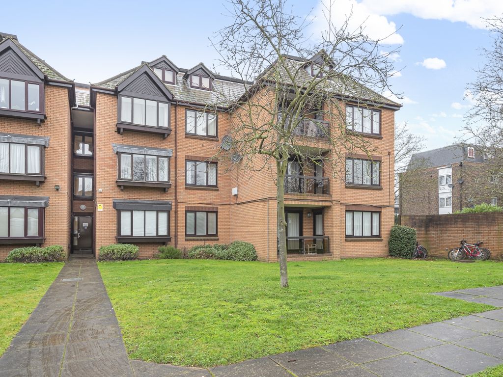 2 bed flat to rent in Coombe Lane West, Coombe, Kingston Upon Thames
