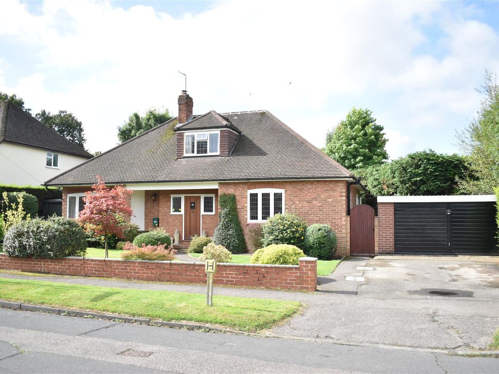 4 bed detached bungalow for sale in Woodlands Way, Ashtead KT21 Zoopla
