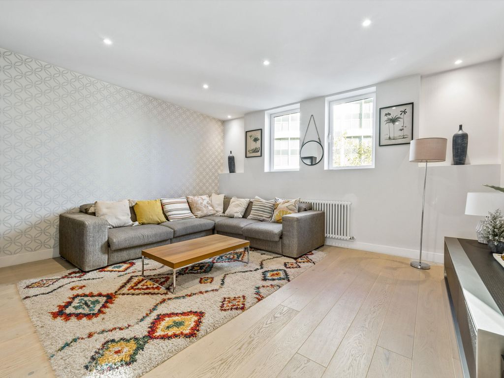 2 bed flat to rent in Kensington High Street, Kensington, London W8